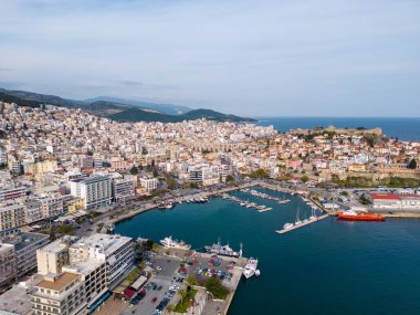 Kavala, Yunanistan 'ın kuzeydoğusunda bulunan ve çarpıcı hava manzaralarıyla tanınan pitoresk bir şehir. Ziyaretçiler, şehrin renkli binalarının nefes kesici panoramalarının ve canlı rıhtımlarının keyfini çıkarabilirler.