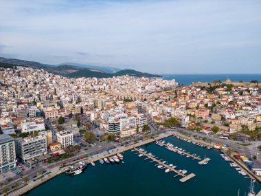 Kavala, Yunanistan 'ın kuzeydoğusunda bulunan ve çarpıcı hava manzaralarıyla tanınan pitoresk bir şehir. Ziyaretçiler, şehrin renkli binalarının nefes kesici panoramalarının ve canlı rıhtımlarının keyfini çıkarabilirler.