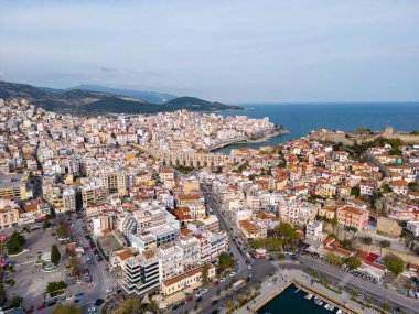 Kavala, Yunanistan 'ın kuzeydoğusunda bulunan ve çarpıcı hava manzaralarıyla tanınan pitoresk bir şehir. Ziyaretçiler, şehrin renkli binalarının nefes kesici panoramalarının ve canlı rıhtımlarının keyfini çıkarabilirler.