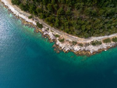 Yunan adası Thassos 'ta beyaz mermer çakıl taşları ve turkuaz deniz bulunan sahil nefes kesici bir doğa harikasıdır. Hava görüntüsü. Canlı mavi karşısında el değmemiş beyaz çakıl taşlarının kontrastı