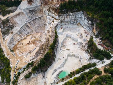 Thassos Adası taş ocağının havadan görünüşü, Yunanlıların kültürel mirasını şekillendiren beyaz mermer çıkarmanın nefes kesici güzelliğini gözler önüne seriyor..