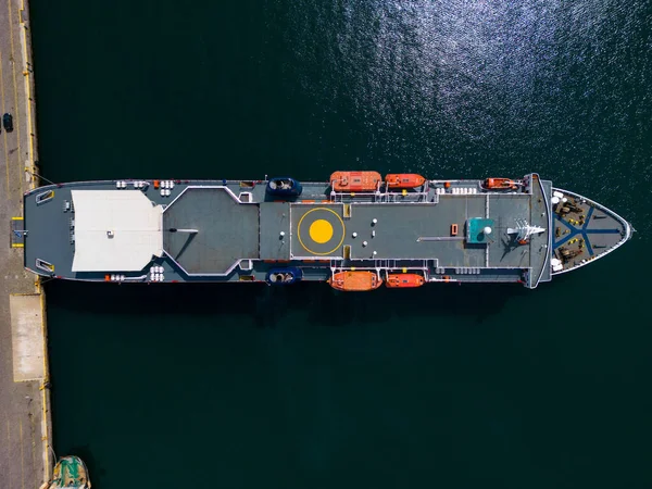 Limandaki Bir Feribotun Havadan Görüntüsü Limandaki Feribot Yolculara Araçlara Hayati — Stok fotoğraf