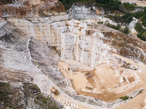 タソス島の採石場の空中トップビューは 白い大理石の抽出の息をのむような美しさを示しています ギリシャ文化遺産を形成している業界 — ストック写真