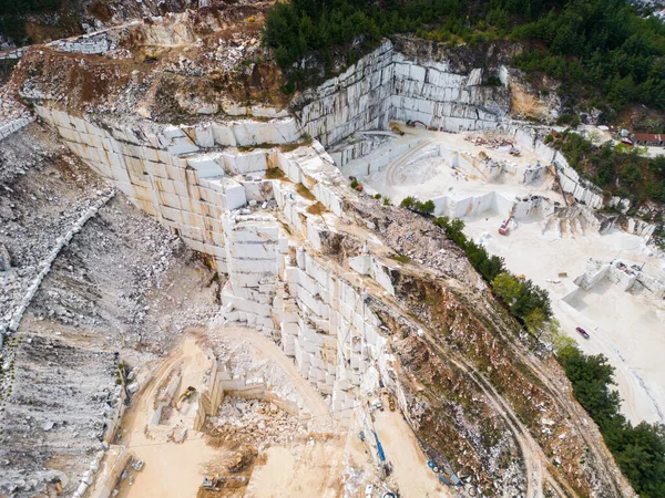 タソス島の採石場の空中トップビューは 白い大理石の抽出の息をのむような美しさを示しています ギリシャ文化遺産を形成している業界 — ストック写真