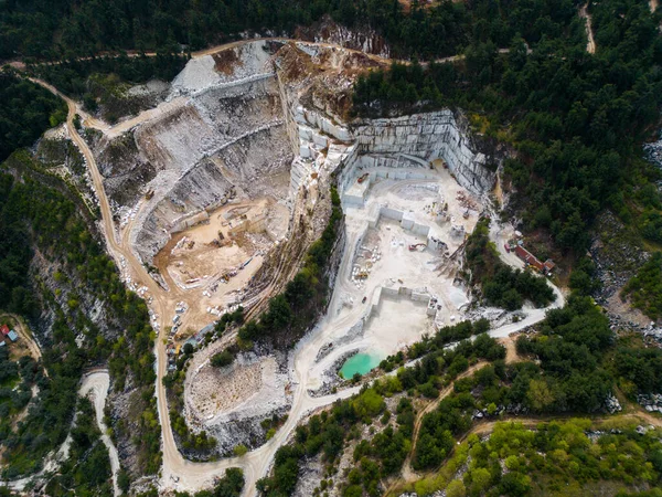 塔索斯岛采石场的空中俯瞰显示了白色大理石开采的惊人美丽 这个行业塑造了希腊的文化遗产 — 图库照片