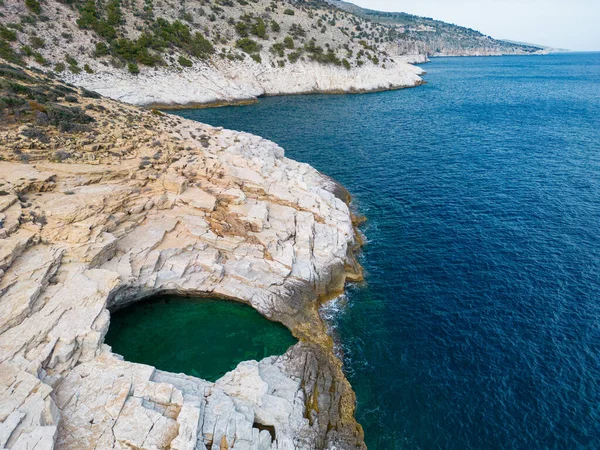在希腊萨索斯岛上俯瞰朱拉岛的空中风景令人叹为观止 天然的游泳池 水晶莹碧绿 四周环绕着岩石悬崖峭壁和茂密的绿叶 — 图库照片