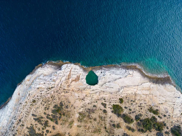 Giola 'nın Yunan adası Thassos' taki en tepeden aşağı görüntüsü görülmesi nefes kesici bir manzara. Doğal yüzme havuzları kristal berrak turkuaz sulardır, kayalık kayalıklar ve yemyeşil sularla çevrilidir.