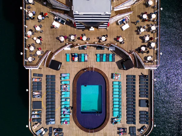 Λαμβάνοντας Την Εκπληκτική Εναέρια Θέα Ένα Τεράστιο Κρουαζιερόπλοιο Βρίσκεται Αγκυροβολημένο — Φωτογραφία Αρχείου