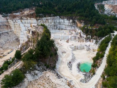 Thassos Adası taş ocağının havadan görünüşü, Yunanlıların kültürel mirasını şekillendiren beyaz mermer çıkarmanın nefes kesici güzelliğini gözler önüne seriyor..
