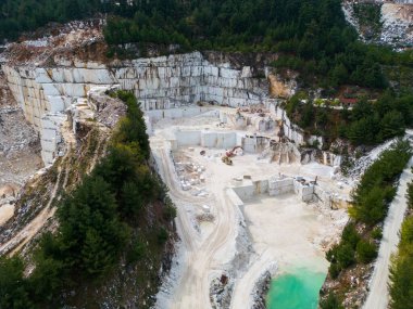 Thassos Adası taş ocağının havadan görünüşü, Yunanlıların kültürel mirasını şekillendiren beyaz mermer çıkarmanın nefes kesici güzelliğini gözler önüne seriyor..
