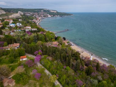 Bulgaristan 'ın baş döndürücü Balchik botanik bahçesinin bahar sezonu boyunca havadan görünüşü. Bu huzurlu cennette yemyeşil çiçeklerin canlanışına tanık olun..