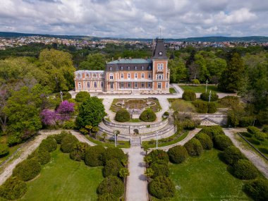 Bulgaristan 'ın Varna kentindeki tarihi Euxinograd sarayının havadan görünüşü. Karadeniz kıyısındaki bu muhteşem malikanenin büyük mimarisine ve yemyeşil bahçelerine hayran olun..
