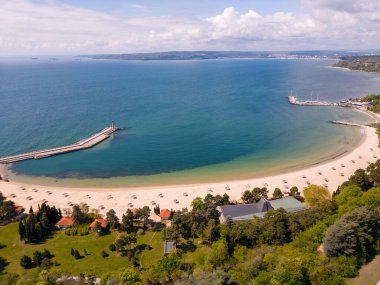 Bulgaristan 'ın Varna kentindeki Euxinograd malikanesinin, kristal berrak suları ve yemyeşil yeşilliğiyle havadan görünüşü. Rahatlamak ve rahatlamak için mükemmel bir yer.