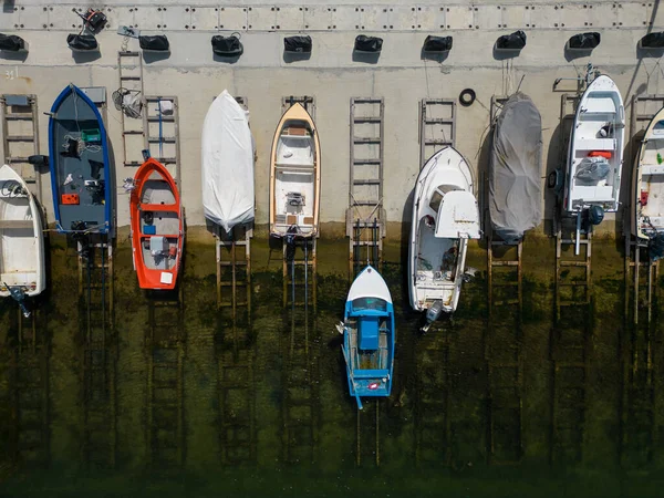 Blick Von Oben Auf Ein Ruhiges Dock Meer Dem Mehrere — Stockfoto