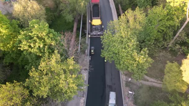 Luftaufnahme Des Baus Einer Neuen Straße Während Asphaltfertiger Walzen Maschinen — Stockvideo