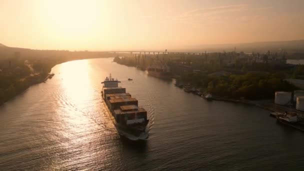 集装箱船在海上航行的空中俯瞰 其巨大的船体在全世界运送货物时划破了水面 船被无休止的波浪包围着 — 图库视频影像