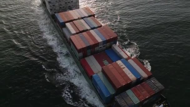 Vista Aérea Buque Portacontenedores Navegando Mar Casco Masivo Rebanando Agua — Vídeo de stock