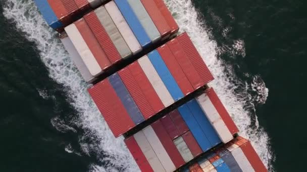 Vista Aérea Buque Portacontenedores Navegando Mar Casco Masivo Rebanando Agua — Vídeo de stock