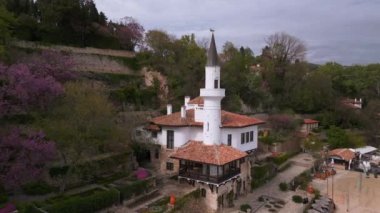 Bulgaristan 'ın Balchik kentindeki botanik bahçesindeki sarayın havadan görünüşü. Bu tarihi eser, mimarideki farklı kültür ve tarzların birleşiminin bir kanıtıdır..