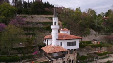 Bulgaristan 'ın Balchik kentindeki botanik bahçesindeki sarayın havadan görünüşü. Bu tarihi eser, mimarideki farklı kültür ve tarzların birleşiminin bir kanıtıdır..