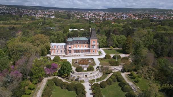 保加利亚瓦尔纳具有历史意义的欧希诺格勒宫殿的空中俯瞰 欣赏美丽的黑海沿岸的宏伟建筑和富丽堂皇的花园 — 图库视频影像
