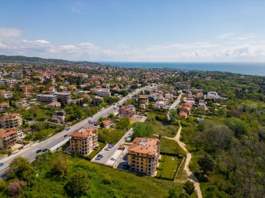 Euxinograd, Varna 'da modern bir yerleşim yerinin havadan görünüşü. Gösterişli, şık binalar yeşilliklerle çevrili ve Karadeniz 'in göz kamaştırıcı manzarasını sunuyor..