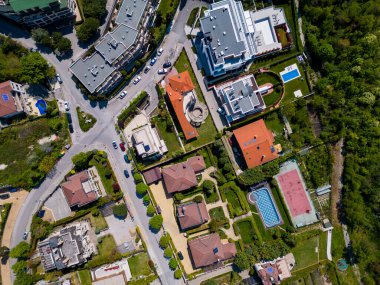 Euxinograd, Varna 'da modern bir yerleşim yerinin havadan görünüşü. Gösterişli, şık binalar yeşilliklerle çevrili ve Karadeniz 'in göz kamaştırıcı manzarasını sunuyor..