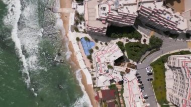 Deniz kenarına kurulmuş, nefes kesen okyanus manzarası ve lüks konforlarla övünen özel bir konut kompleksi..