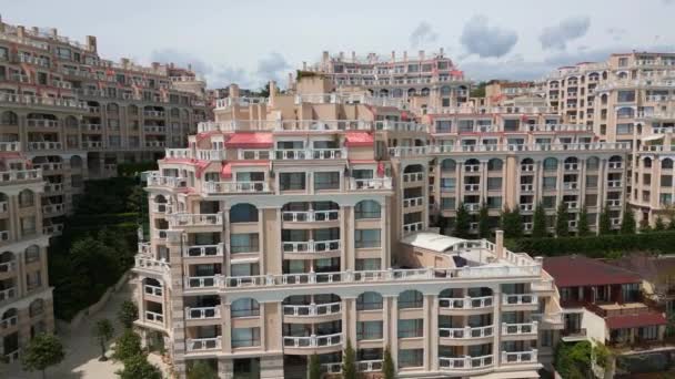 令人叹为观止的是一个坐落在大海之上的专属住宅建筑群 奢华的设施和令人叹为观止的海滨全景 — 图库视频影像