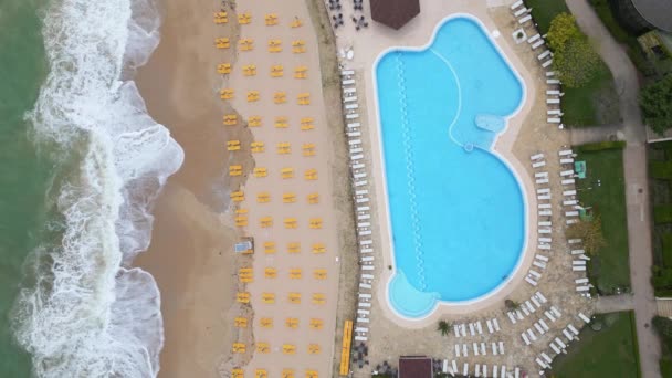 一个有海滨游泳池的豪华宾馆的令人叹为观止的空中景观 准备在本季开始时迎接客人 — 图库视频影像