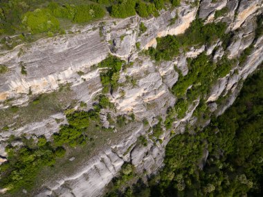 Madara Platosu 'nun panoramik hava görüntüsü, ikonik Madara Sürücüsü' nün karmaşık bir şekilde oyulduğu yer. Bulgarların zengin mirasını ve doğal harikalarını yukarıdan tecrübe edin