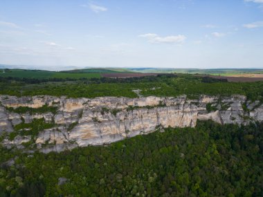 Madara Platosu 'nun panoramik hava görüntüsü, ikonik Madara Sürücüsü' nün karmaşık bir şekilde oyulduğu yer. Bulgarların zengin mirasını ve doğal harikalarını yukarıdan tecrübe edin