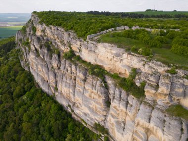 Madara Platosu 'nun panoramik hava görüntüsü, ikonik Madara Sürücüsü' nün karmaşık bir şekilde oyulduğu yer. Bulgarların zengin mirasını ve doğal harikalarını yukarıdan tecrübe edin
