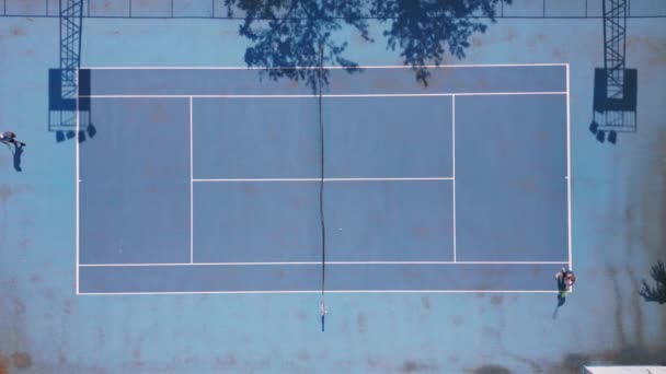Yukarıdan Bakıldığında Mavi Kortta Tenis Oynayan Iki Kişinin Yukarıdan Görünüşü — Stok video