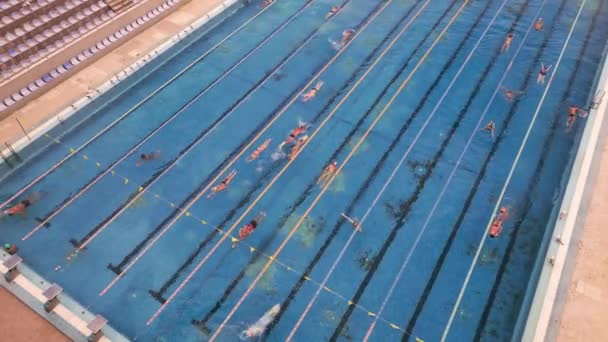 Ανοιχτή Αθλητική Πισίνα Έλαμπε Κάτω Από Τον Ήλιο Καθώς Άνθρωποι — Αρχείο Βίντεο