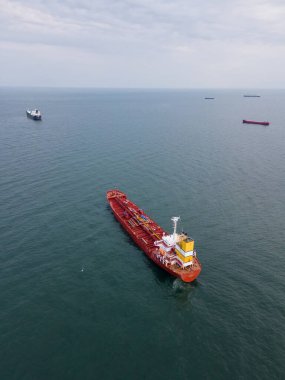 Geniş kapsamlı kargo gemisinin üst görüntüsü.