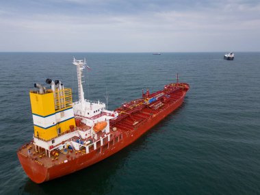 Geniş kapsamlı kargo gemisinin üst görüntüsü.