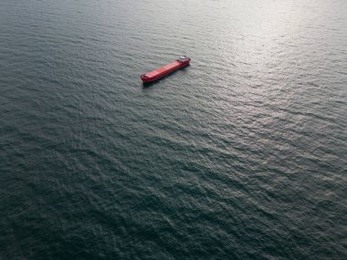 Geniş kapsamlı kargo gemisinin üst görüntüsü.