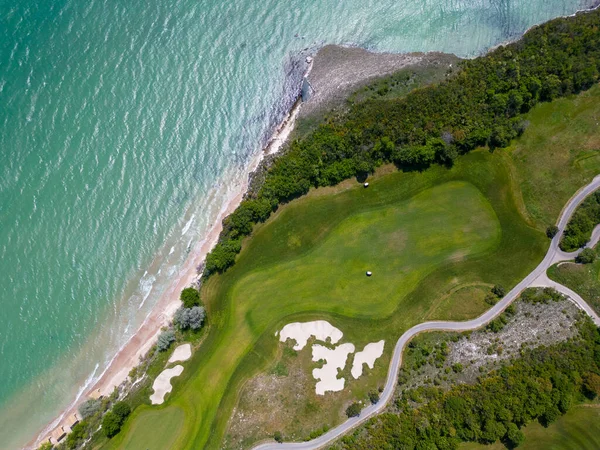 Alttaki Golf Sahasının Havadan Görünüşü Yemyeşil Çayırları Nefes Kesen Kıyı — Stok fotoğraf