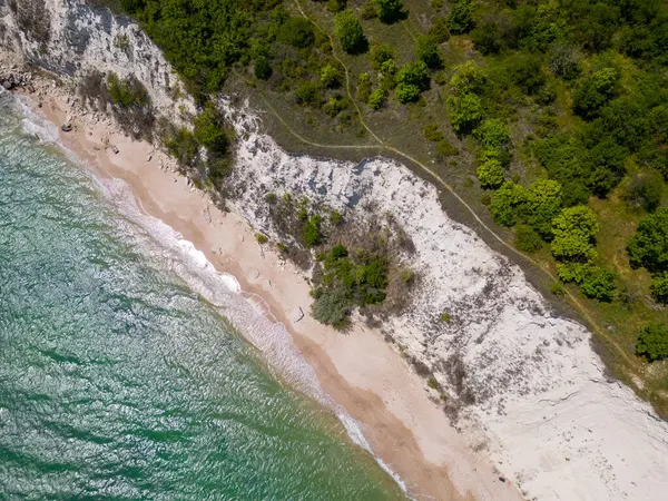 从上面看去 迷人的海滩展开 金黄的沙滩被青绿色的波浪爱抚着 茂密的绿林点缀着海岸线 坚固的岩石增添了一种粗犷的魅力 — 图库照片