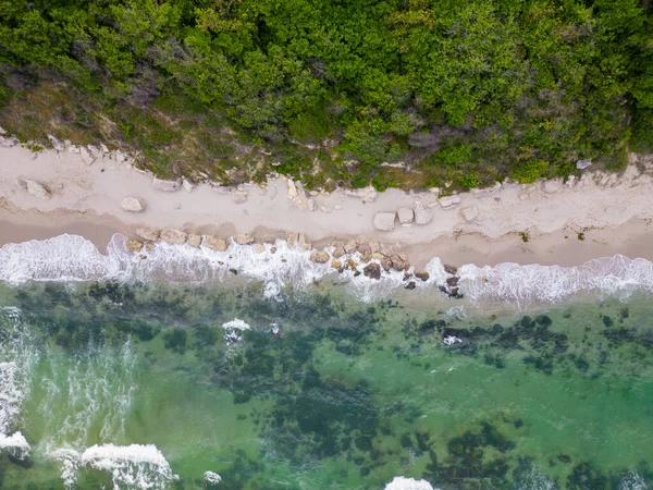 Van Bovenaf Ontvouwde Zich Het Betoverende Strand Met Goudkleurig Zand — Stockfoto