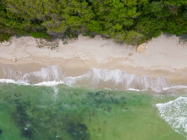 Cima Praia Hipnotizante Desdobrou Com Areia Dourada Acariciada Por Ondas — Fotografia de Stock