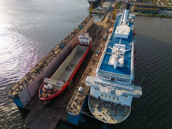 Aerial Top View Shipyard Dry Dock Maintenance Repair Cargo Ship — Stock Photo, Image