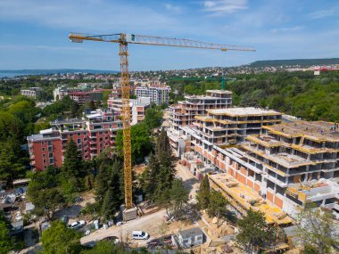 Meşgul şantiye ve inşaat ekipmanları havadan üst görünümü