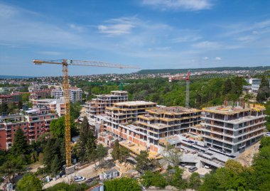 Meşgul şantiye ve inşaat ekipmanları havadan üst görünümü