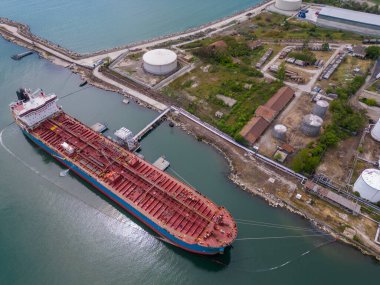 Endüstriyel limandaki petrol tankeri ve lpg gemisinin havadan görüntüsü