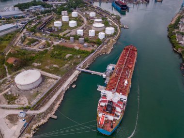 Endüstriyel limandaki petrol tankeri ve lpg gemisinin havadan görüntüsü