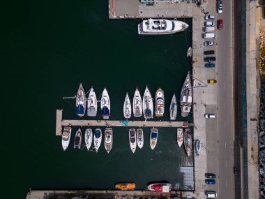 Marinada demirlemiş bir sürü yat ve teknenin havadan görüntüsü..