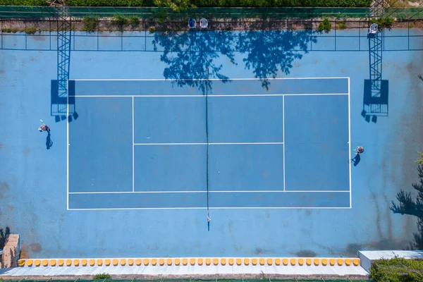 Yukarıdan Bakıldığında Mavi Kortta Tenis Oynayan Iki Kişinin Yukarıdan Görünüşü — Stok fotoğraf