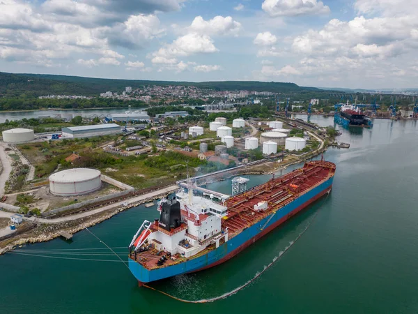 Endüstriyel Limandaki Petrol Tankeri Lpg Gemisinin Havadan Görüntüsü — Stok fotoğraf